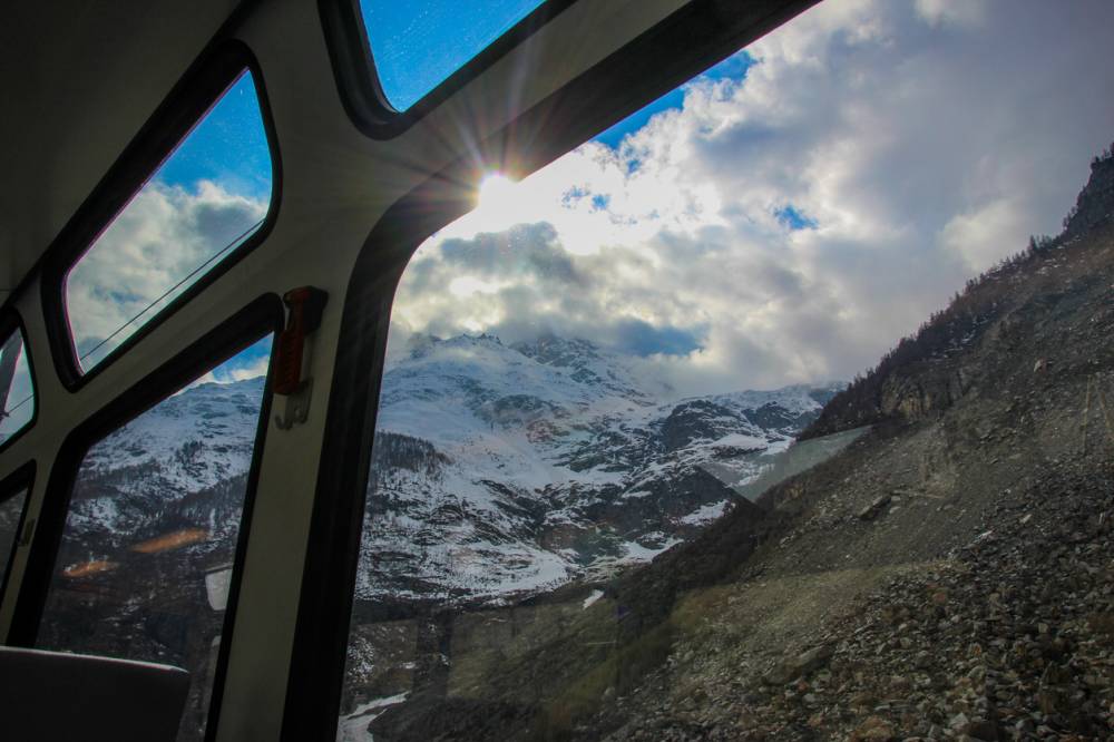 beau voyage en train panoramique en Suisse